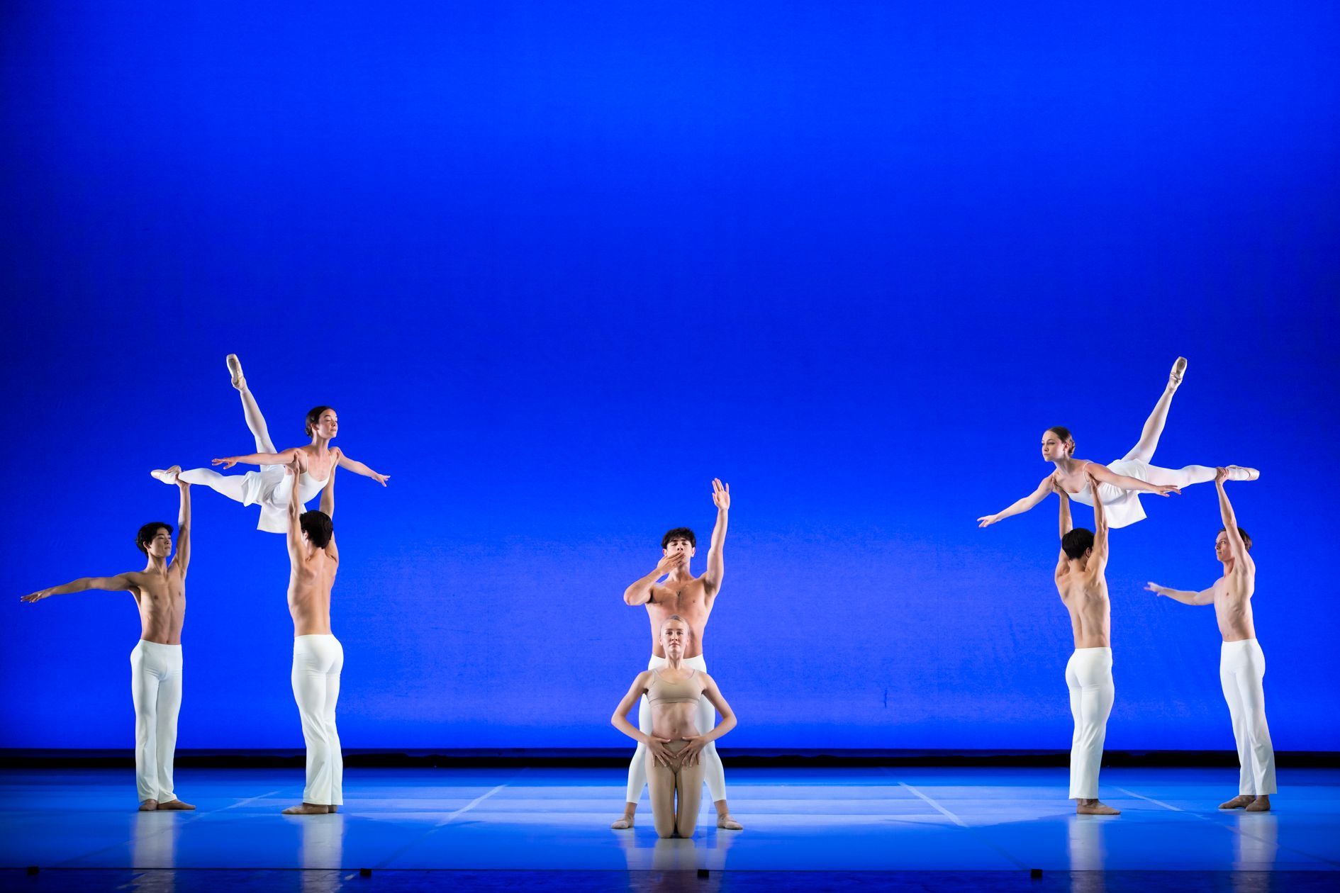 Paris Opera Junior Ballet in Maurice Béjart's <i>Cantata 51</i> &copy; Julien Benhamou