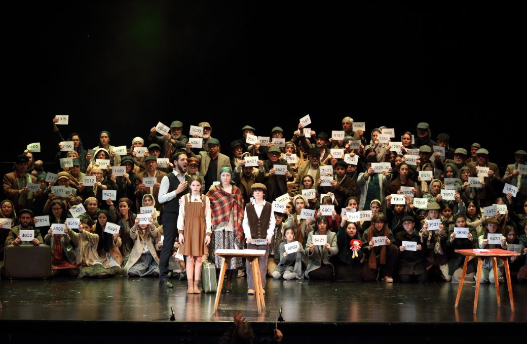 Ferran Albrich (Simon) e integrantes de los diversos coros &copy; Elisenda Canals | Fundaci&oacute; &Ograve;pera Catalunya