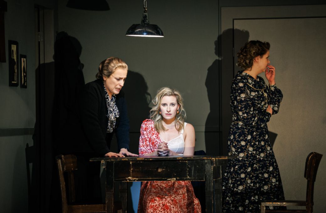 Barbara Dobrzanska (Bess' Mutter), Martha Eason (Bess McNeill) und Marie-Sophie Janke (Dodo McNeill) &copy; Felix Gr&uuml;nschlo&szlig;