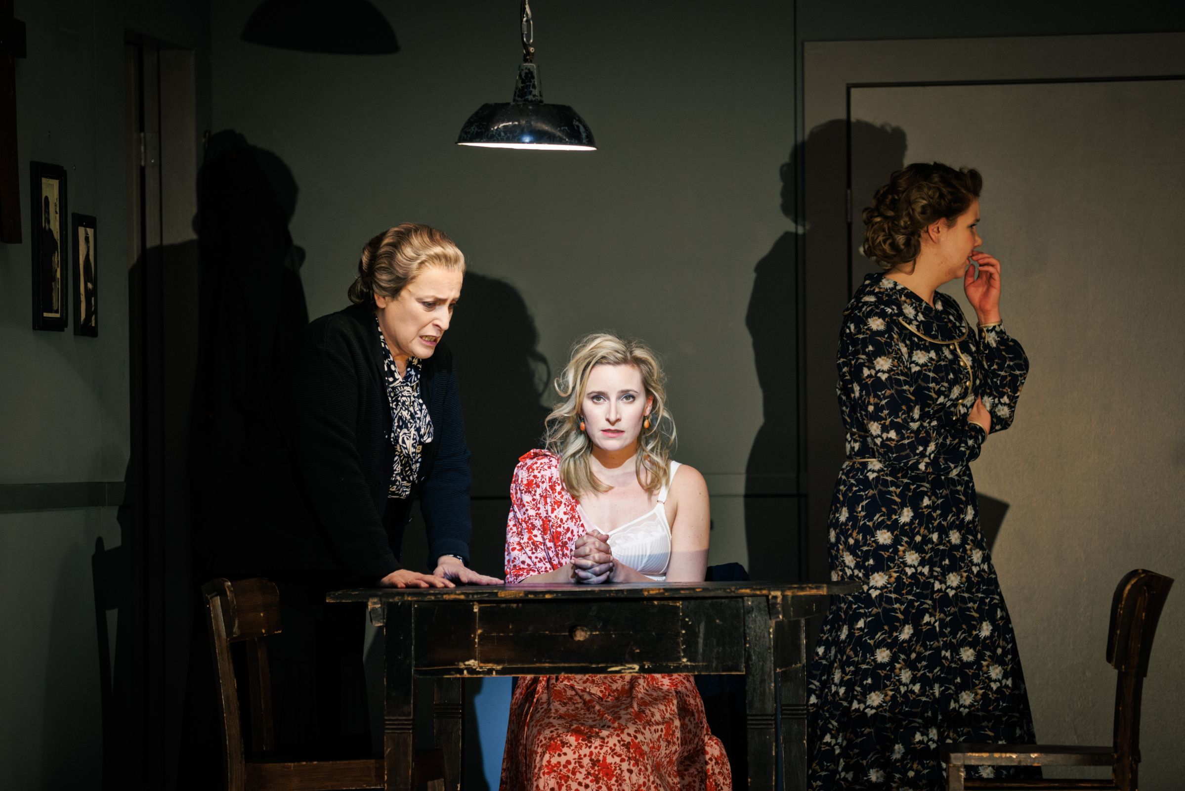 Barbara Dobrzanska (Bess' Mutter), Martha Eason (Bess McNeill) und Marie-Sophie Janke (Dodo McNeill) &copy; Felix Grünschloß