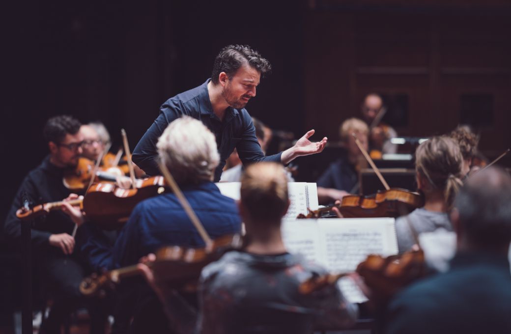 James Gaffigan in rehearsal with the Trondheim Symphony Orchestra &copy; Ole Wuttudal