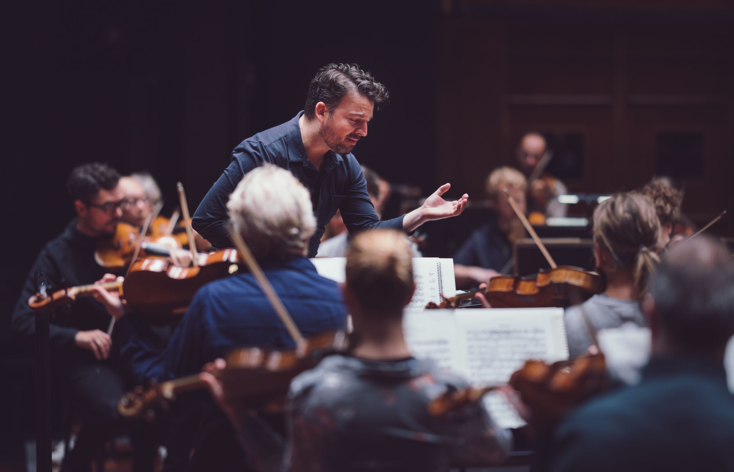 James Gaffigan in rehearsal with the Trondheim Symphony Orchestra &copy; Ole Wuttudal