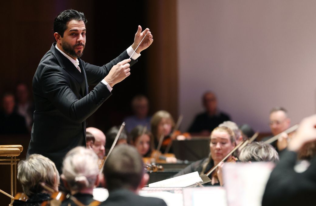 Domingo Hindoyan conducts the Royal Liverpool Philharmonic Orchestra &copy; Gareth Jones