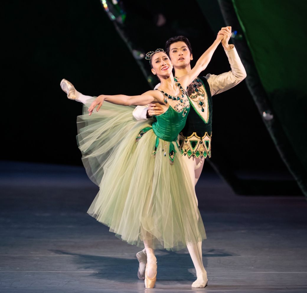 Ioanna Avraam and Kentaro Mitsumori in <i>Emeralds</i> © Wiener Staatsballett | Ashley Taylor