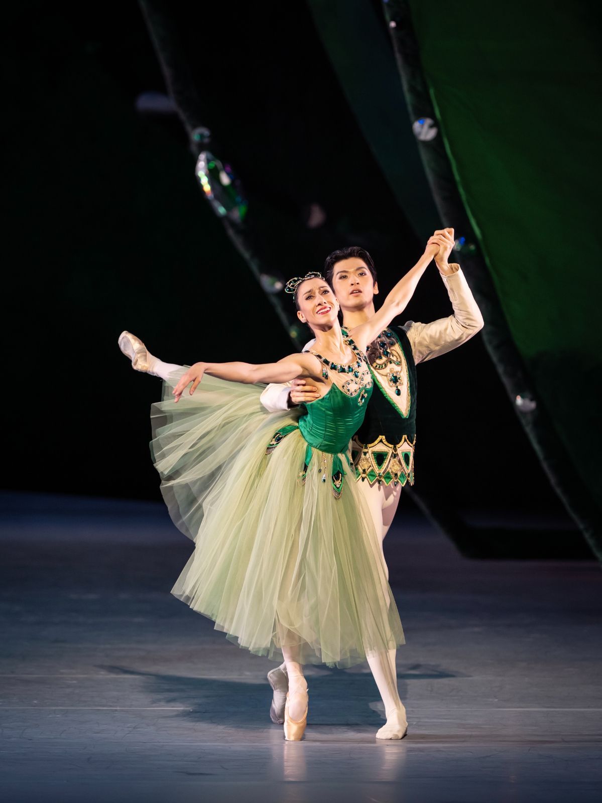 Ioanna Avraam and Kentaro Mitsumori in <i>Emeralds</i> © Wiener Staatsballett | Ashley Taylor