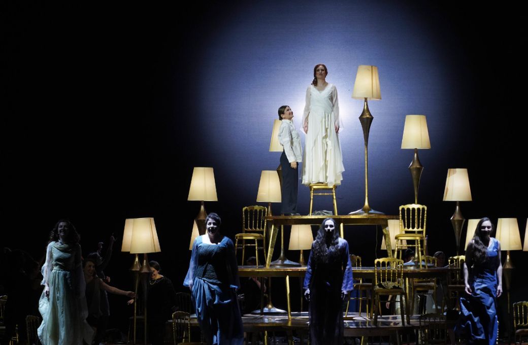 Silvia Tro Santaf&eacute; (El aya) y Paula Murrihy (Ariadna); abajo, las cinco mujeres de Barbazul &copy; Javier del Real | Teatro Real