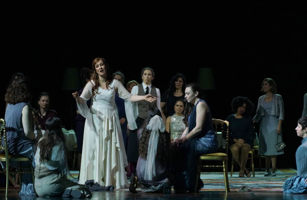 Paula Murrihy (Ariadna) junto a solistas, actrices y Coro Titular del Teatro Real &copy; Javier del Real | Teatro Real