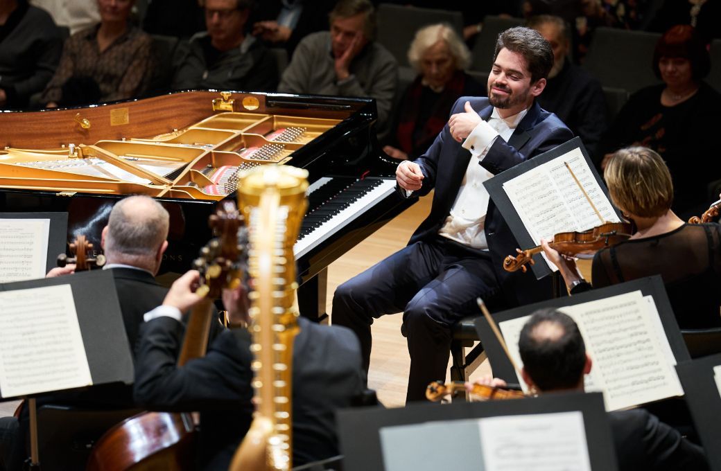 Lahav Shani directs the Munich Philharmonic from the keyboard &copy; Claudia Hoehne