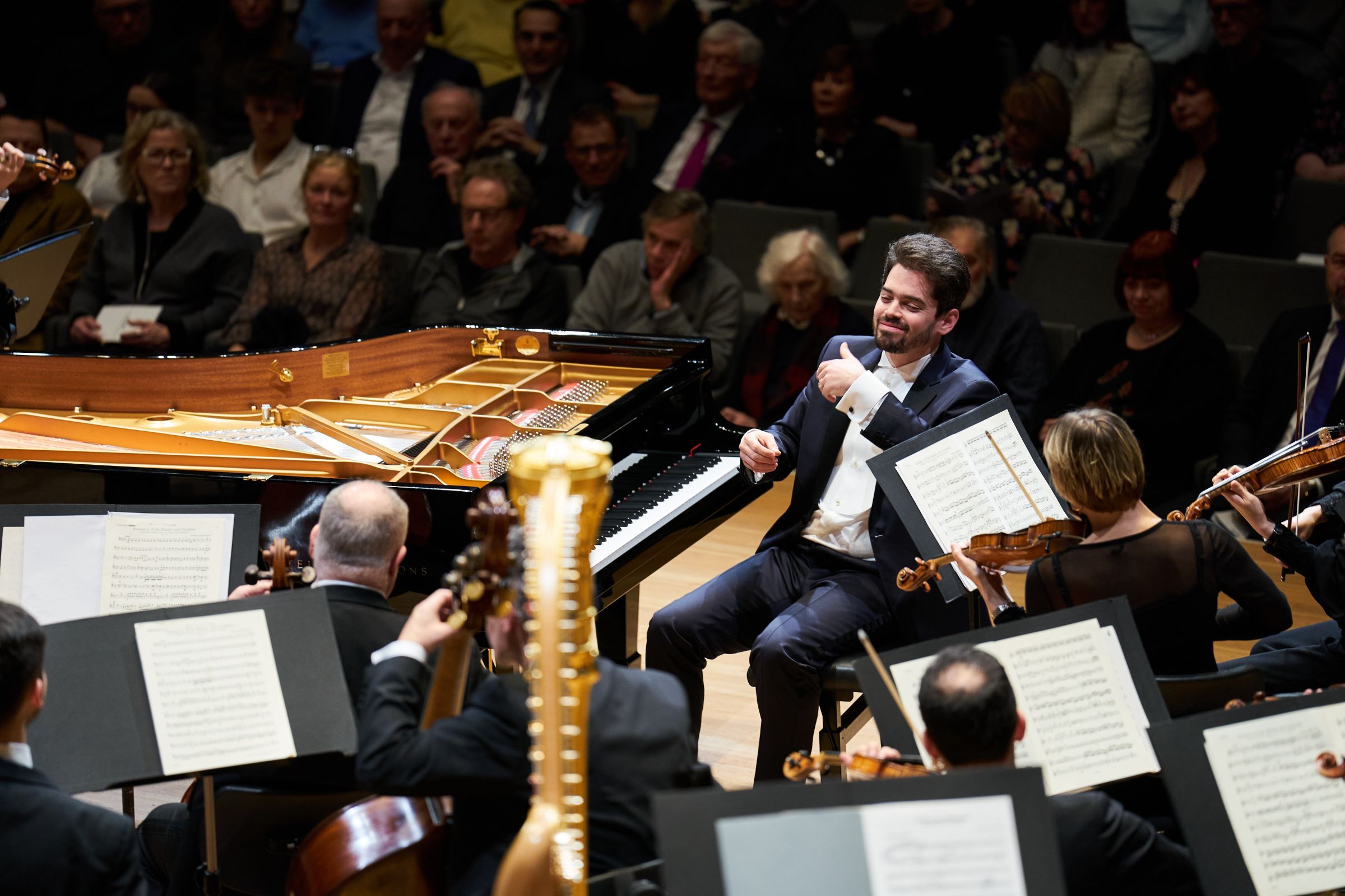 Lahav Shani directs the Munich Philharmonic from the keyboard &copy; Claudia Hoehne