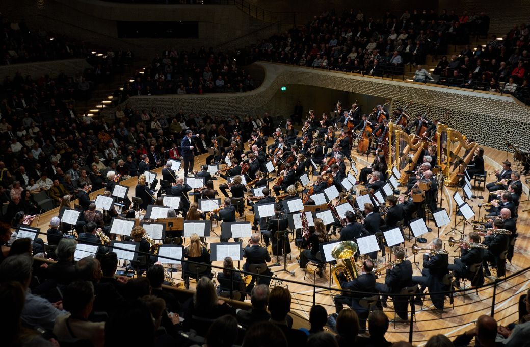 Lahav Shani conducts the Munich Philharmonic at the Elbphilharmonie &copy; Claudia Hoehne