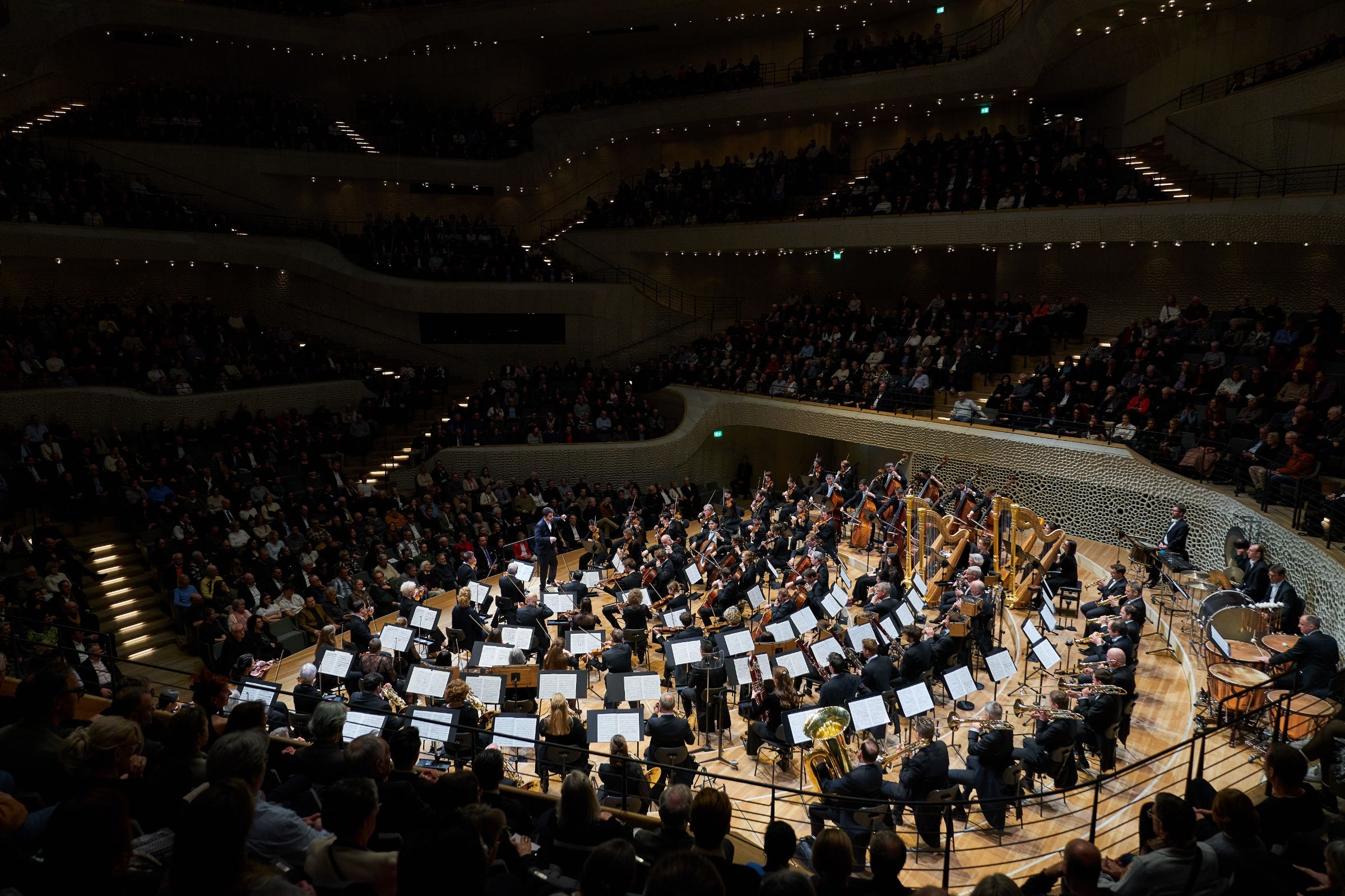 Lahav Shani conducts the Munich Philharmonic at the Elbphilharmonie &copy; Claudia Hoehne