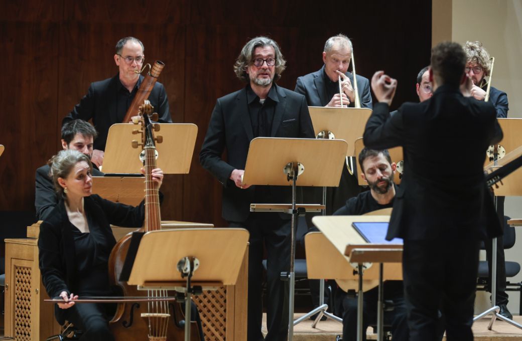 En el centro, Renaud Delaigue, junto a los instrumentistas de La Grande Chapelle &copy; Elvira Meg&iacute;as | Centro Nacional de Difusi&oacute;n Musical (CNDM)