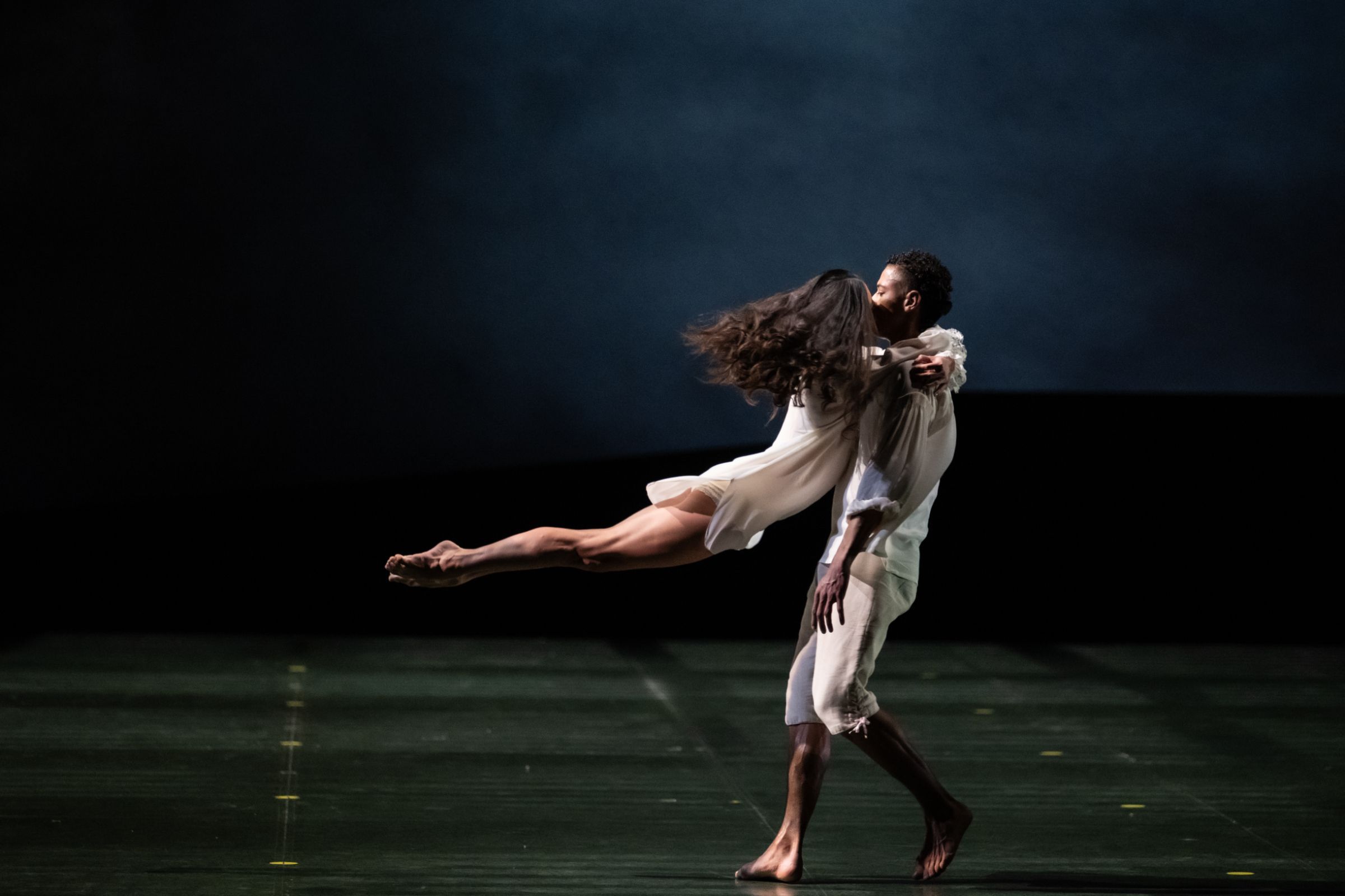 Hannah O'Neill et Guillaume Diop dans <i>Le Parc</i> © Julien Benhamou / Opéra national de Paris