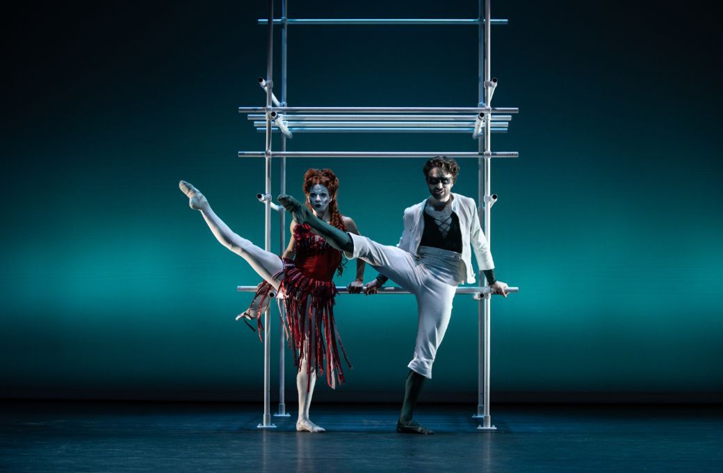 Mayara Magri as Columbine and Matthew Ball as Brighella in Glen Tetley's <i>Pierrot Lunaire</i> © Camilla Nervi