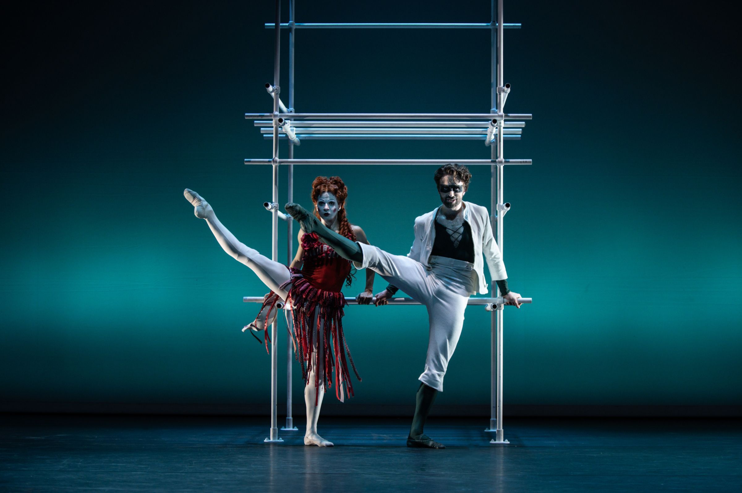 Mayara Magri as Columbine and Matthew Ball as Brighella in Glen Tetley's <i>Pierrot Lunaire</i> © Camilla Nervi