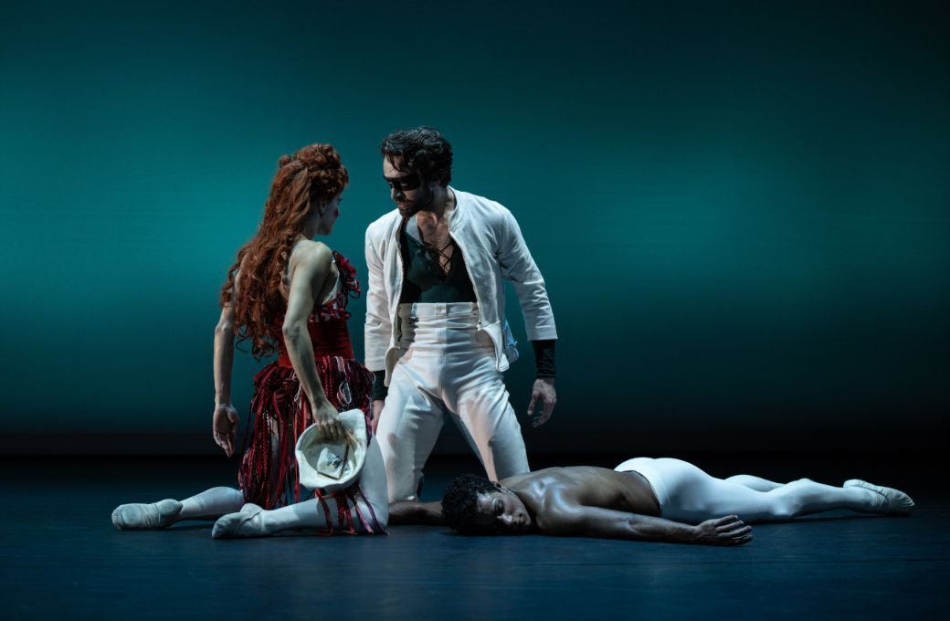 Mayara Magri, Matthew Ball and Marcelino Sambé in Glen Tetley's <i>Pierrot Lunaire</i> © Camilla Nervi