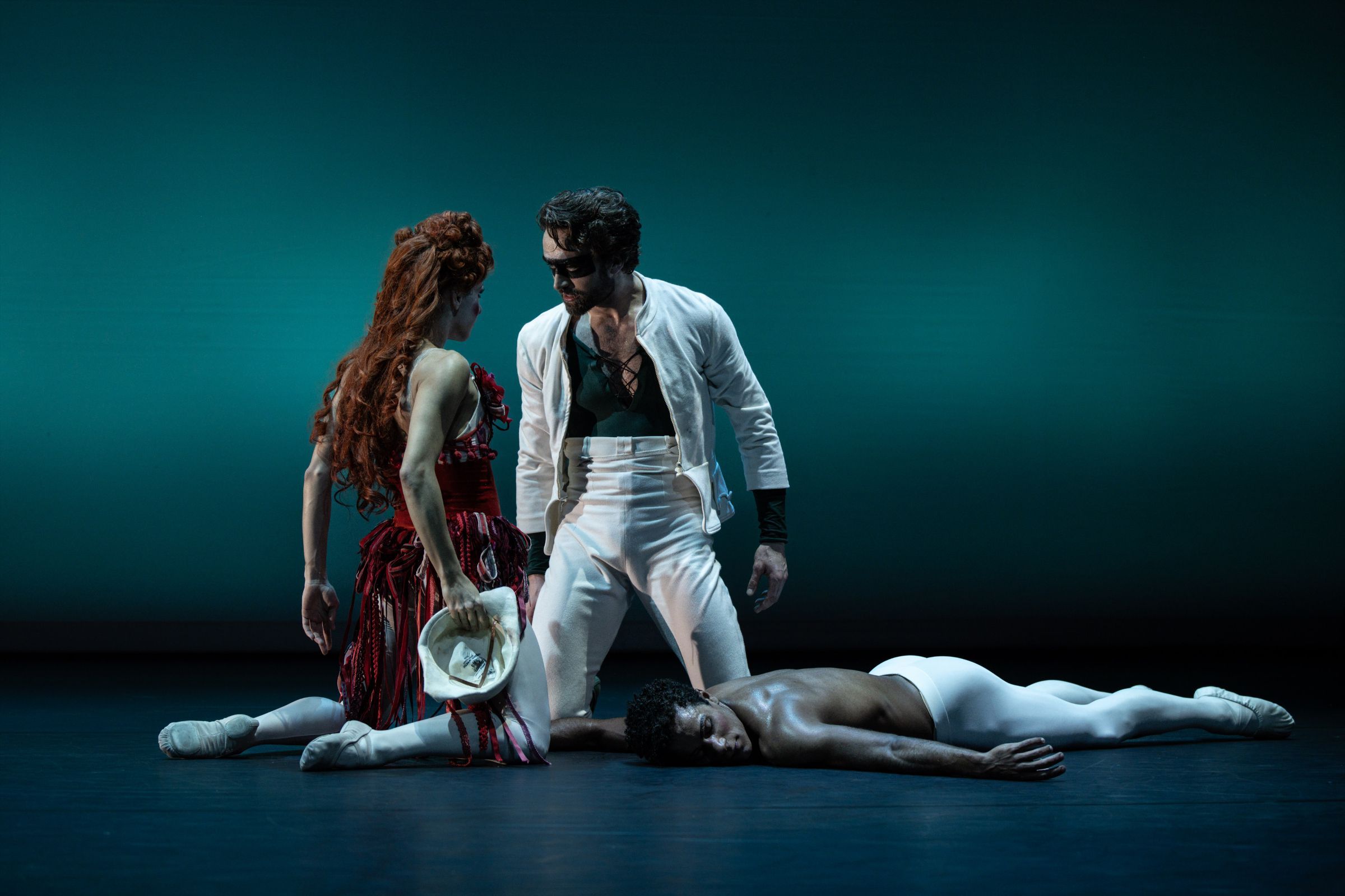 Mayara Magri, Matthew Ball and Marcelino Sambé in Glen Tetley's <i>Pierrot Lunaire</i> © Camilla Nervi