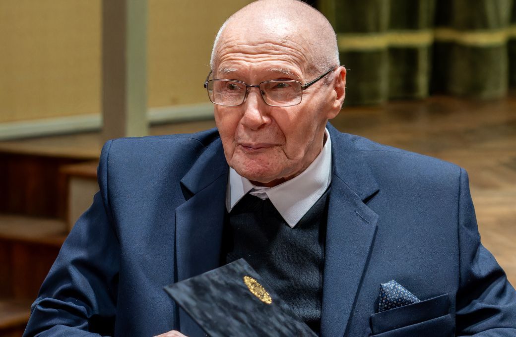 György Kurtág with his Honorary Doctorate from the Liszt Academy © Liszt Academy / Andrea Felvégi