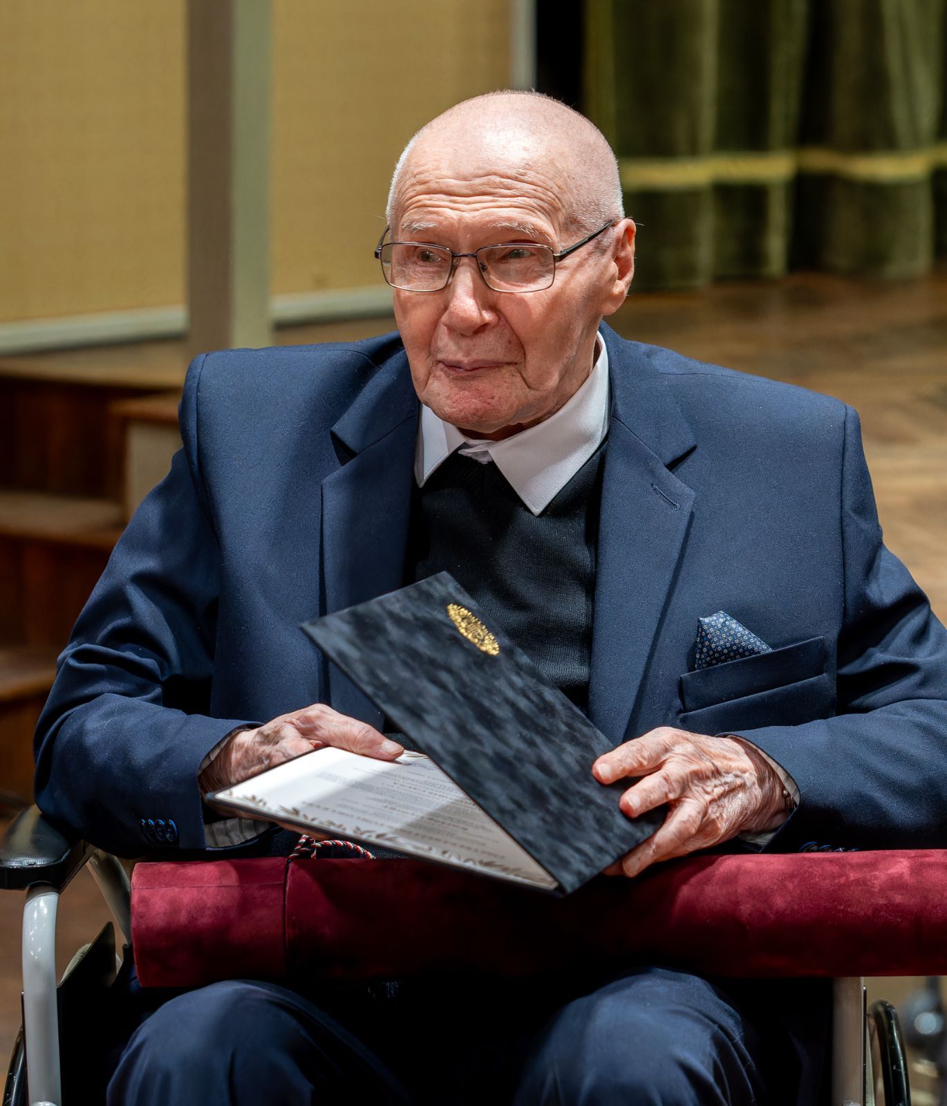 György Kurtág with his Honorary Doctorate from the Liszt Academy © Liszt Academy / Andrea Felvégi
