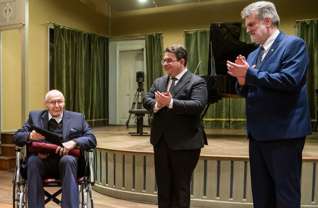 György Kurtág accepts his Honorary Doctorate © Liszt Academy / Andrea Felvégi