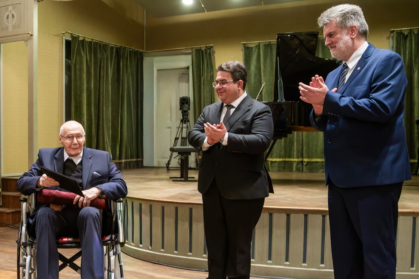 György Kurtág accepts his Honorary Doctorate © Liszt Academy / Andrea Felvégi