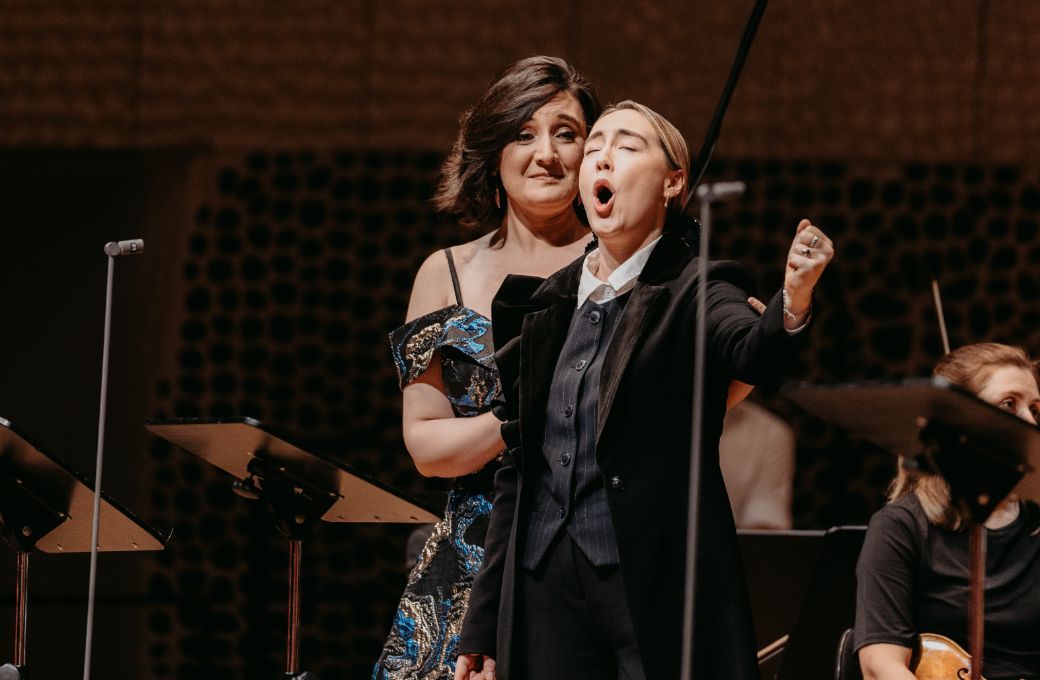 Beth Taylor and Rebecca Leggett © Sophie Wolter