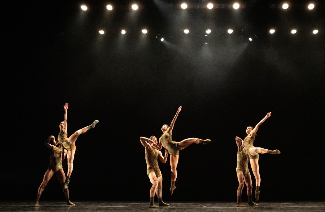 Malpaso Dance Company in Daileidys Carrazana's <i>La Estaci&oacute;n</i> &copy; Steven Pisano