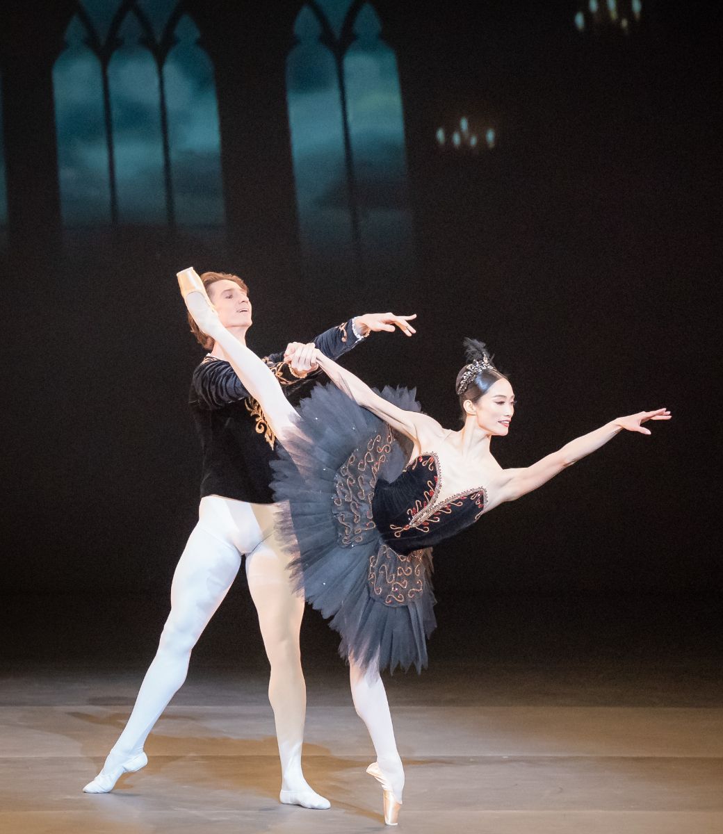 Vadim Muntagirov and Fumi Kaneko in <i>Black Swan pas de deux</i> &copy; Jack Devant