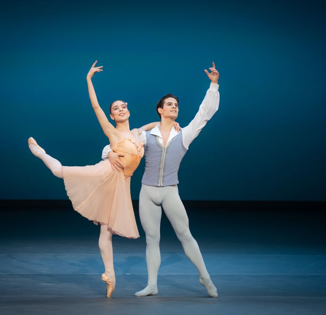 Margarita Fernandes and Ant&oacute;nio Casalinho in <i>Tchaikovsky pas de deux</i> &copy; Jack Devant