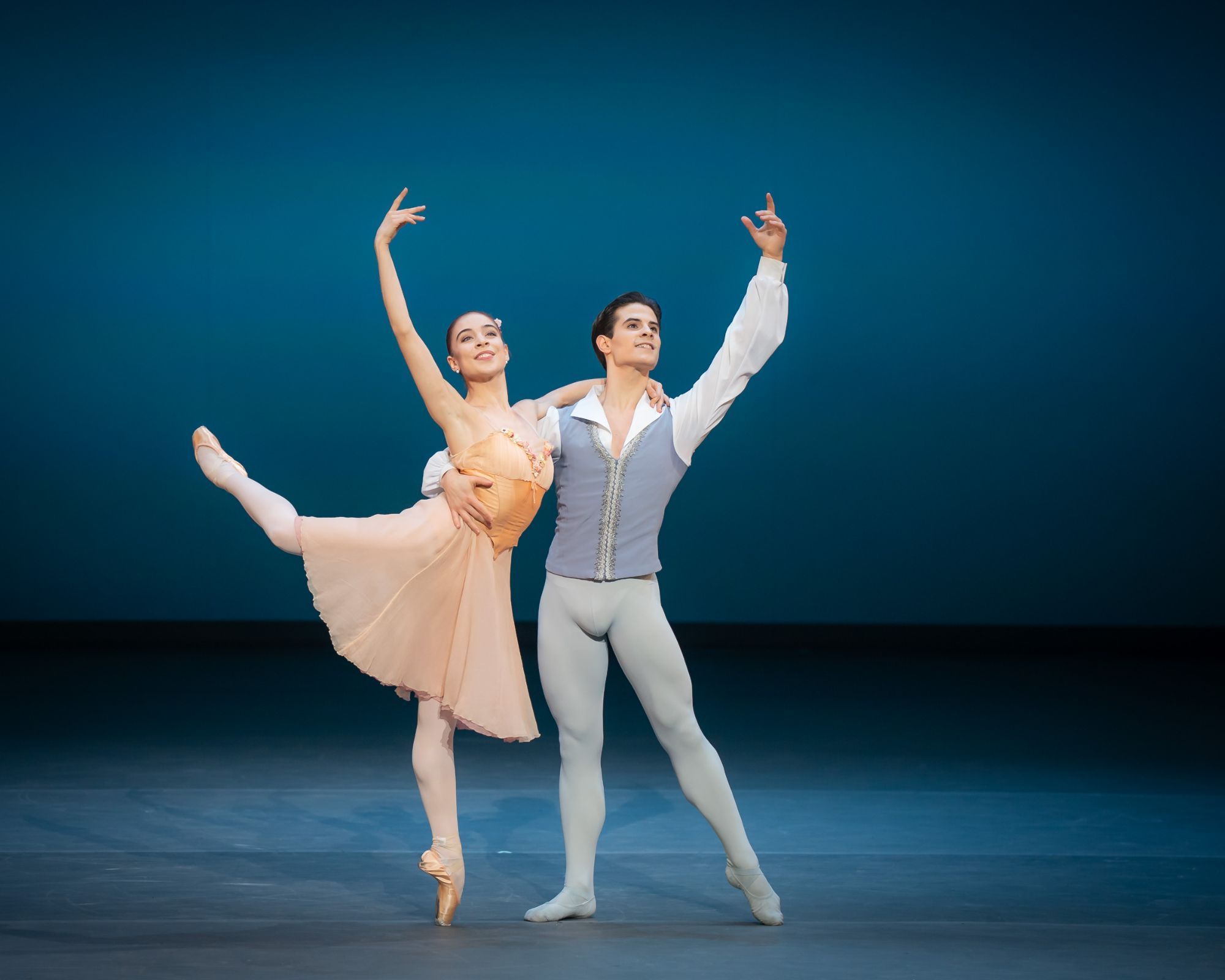 Margarita Fernandes and António Casalinho in <i>Tchaikovsky pas de deux</i> &copy; Jack Devant