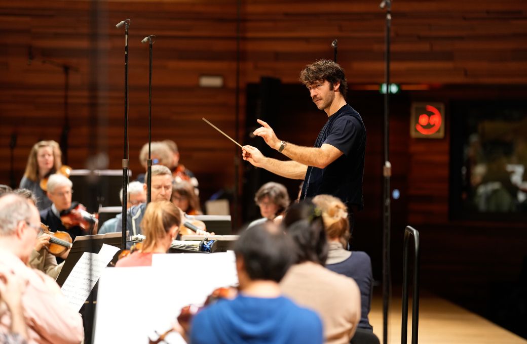 Lorenzo Viotti dirige l'Orchestre National de France en r&eacute;p&eacute;tition &agrave; Radio France &copy; Christophe Abramowitz / Radio France