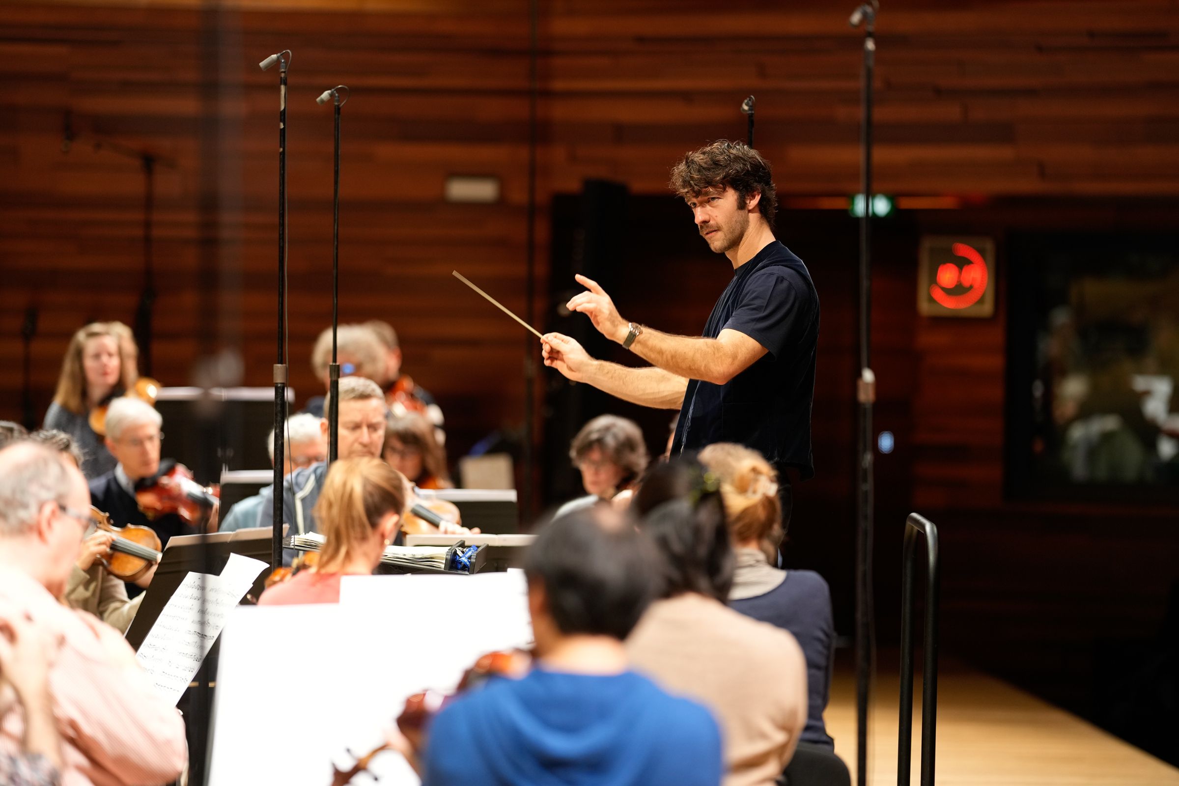 Lorenzo Viotti dirige l'Orchestre National de France en répétition à Radio France © Christophe Abramowitz / Radio France