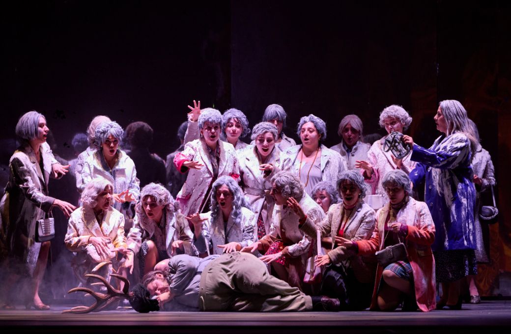Luca Salsi (Falstaff) and the Coro del Teatro di San Carlo © Luciano Romano