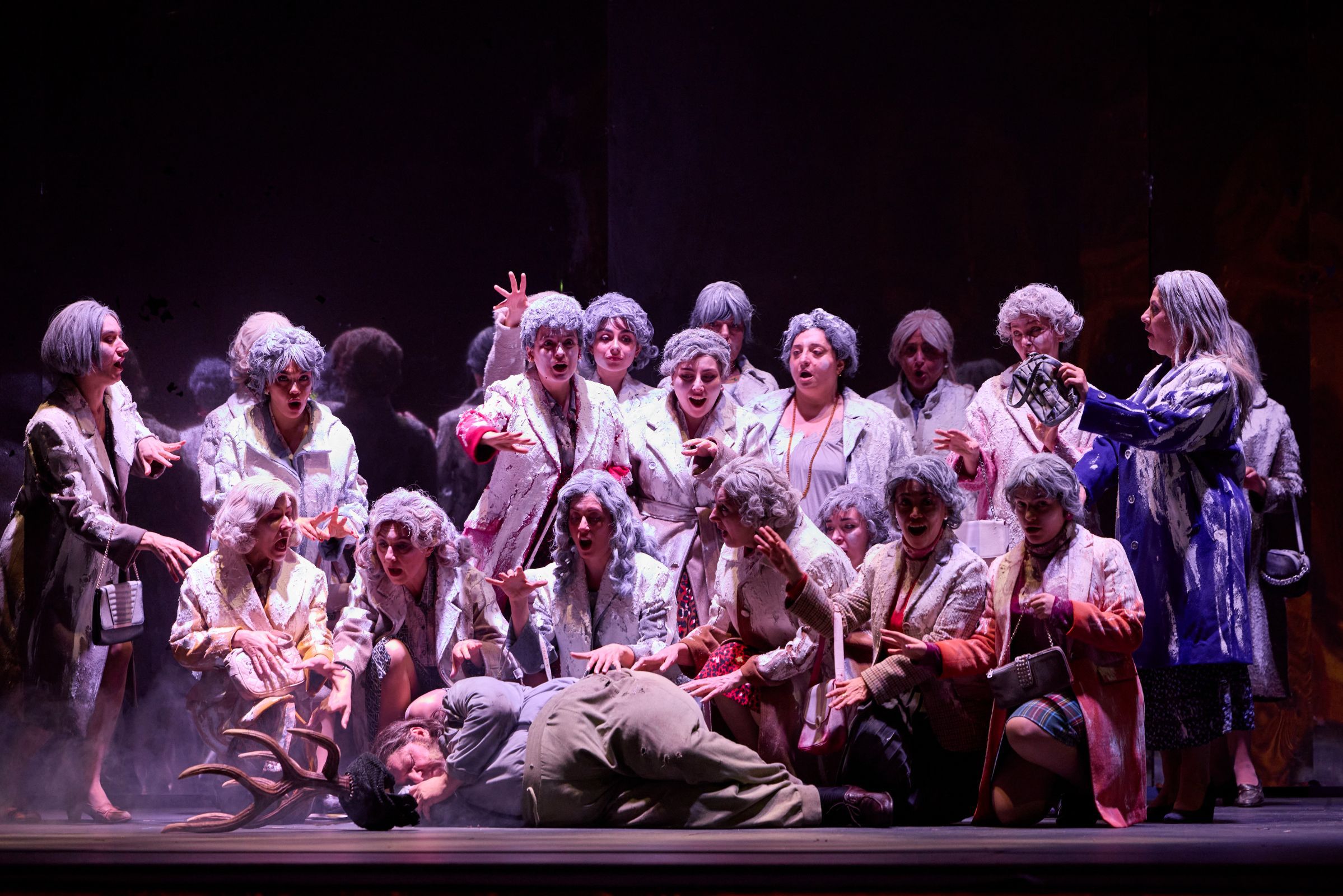 Luca Salsi (Falstaff) and the Coro del Teatro di San Carlo © Luciano Romano