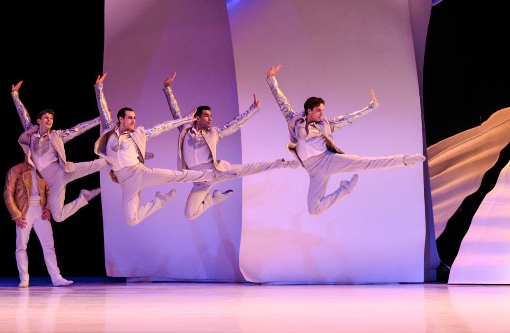 Les Ballets de Monte-Carlo in Jean-Christophe Maillot's <i>Cendrillon</i> &copy; Alice Blangero