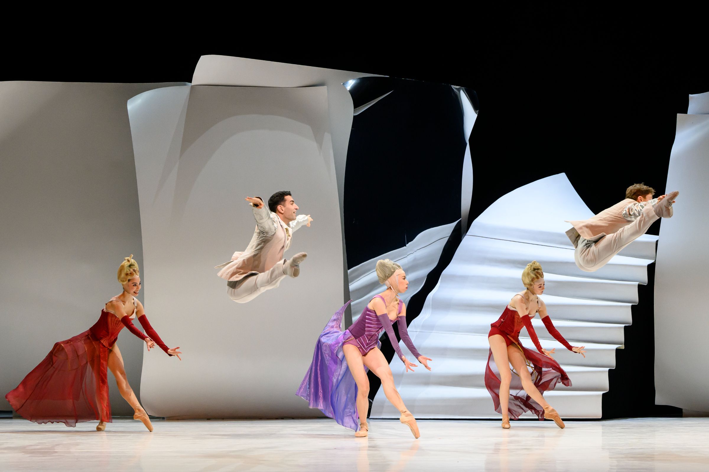 Les Ballets de Monte-Carlo in Jean-Christophe Maillot's <i>Cendrillon</i> © Alice Blangero