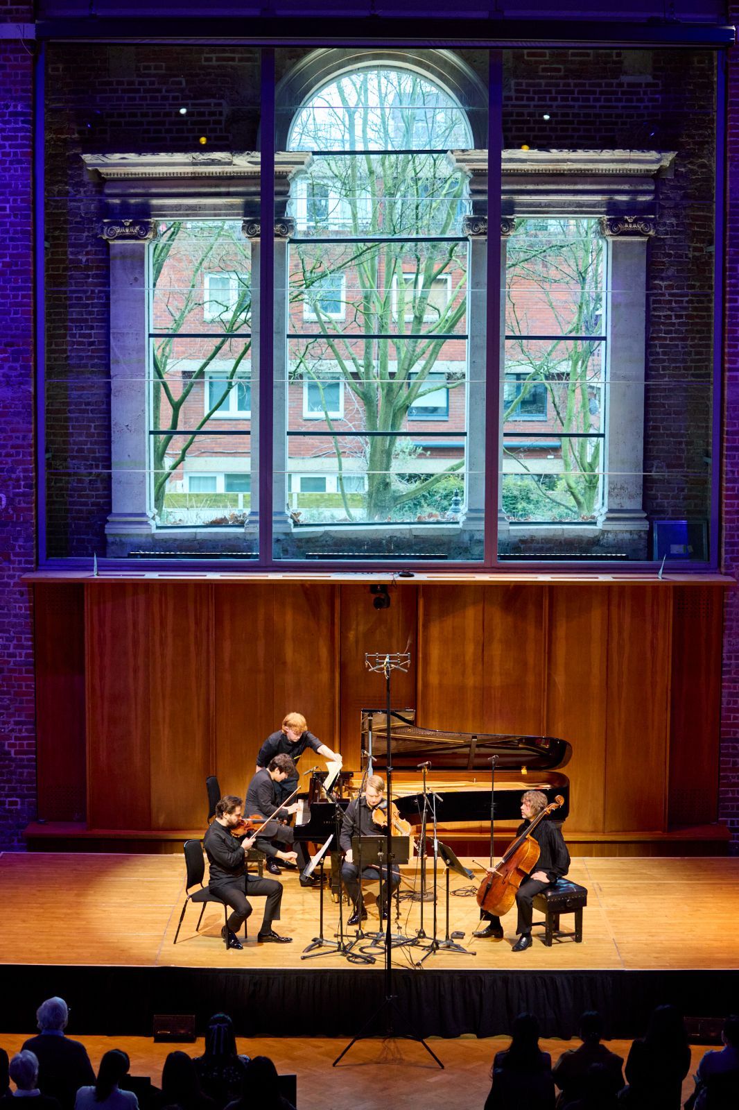 Seong-Jin Cho and members of the LSO &copy; Kevin Leighton