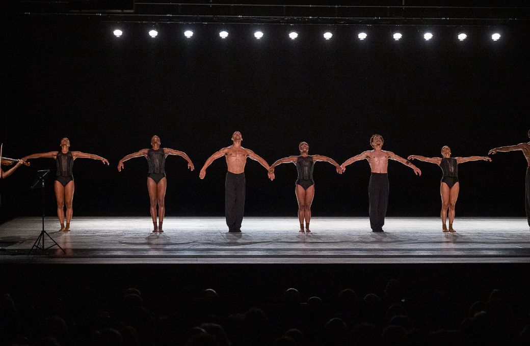 Alvin Ailey American Dance Theater and violinist Melissa White in Medhi Walerski's <i>Blink of an Eye</i> © Christopher Duggan