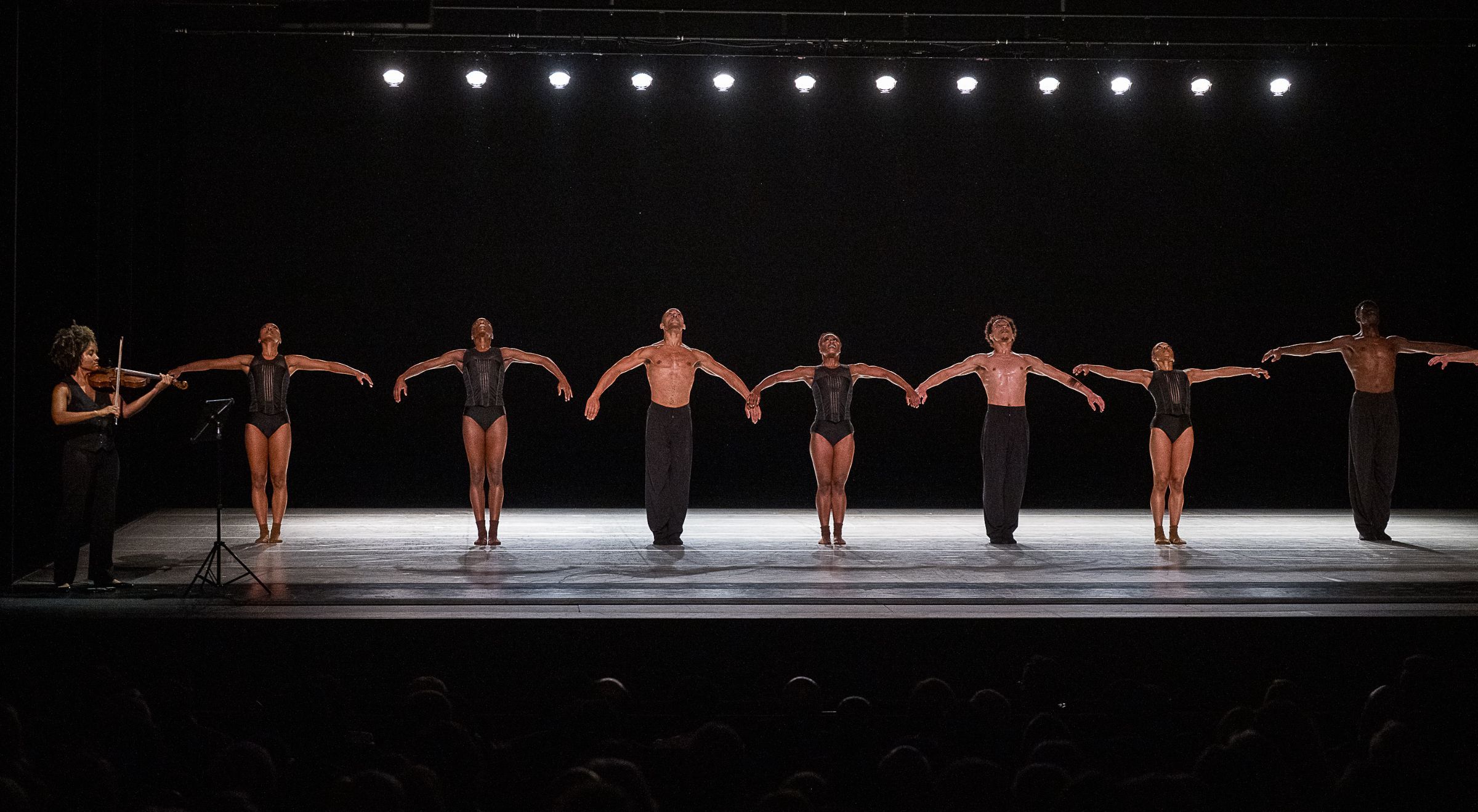 Alvin Ailey American Dance Theater and violinist Melissa White in Medhi Walerski's <i>Blink of an Eye</i> © Christopher Duggan