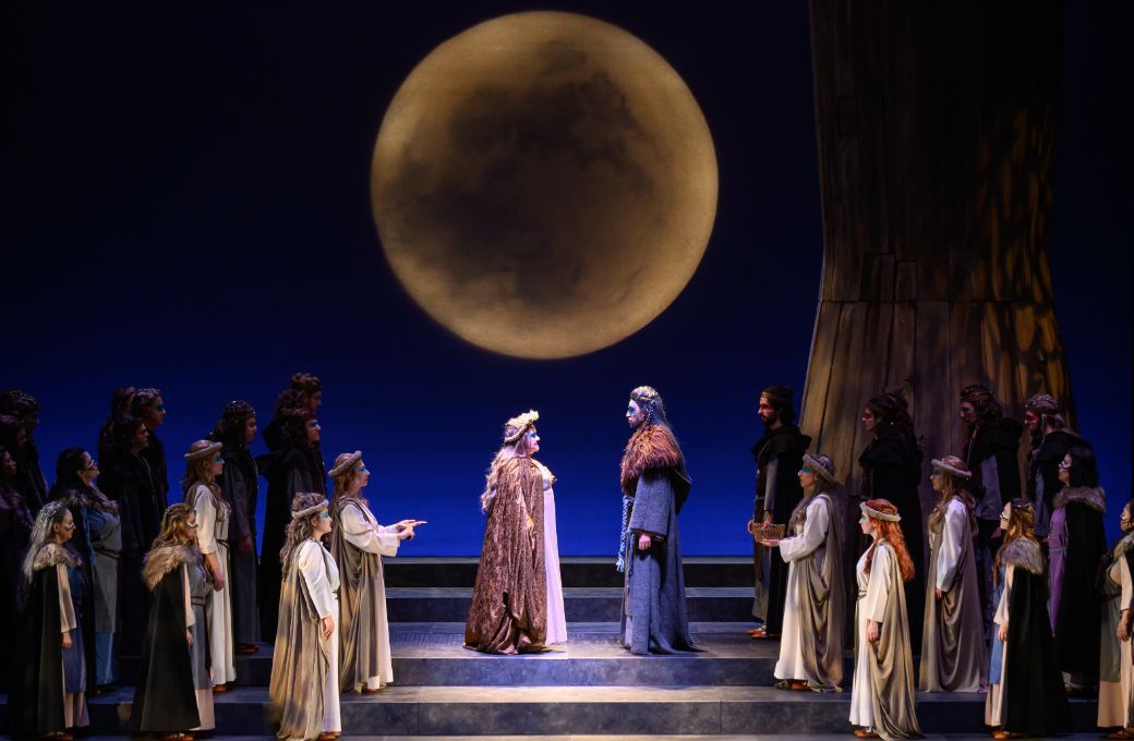 Maribel Ortega (Norma) y David Cervera (Oroveso) &copy; A. Bofill |  Fundaci&oacute; &Ograve;pera a Catalunya