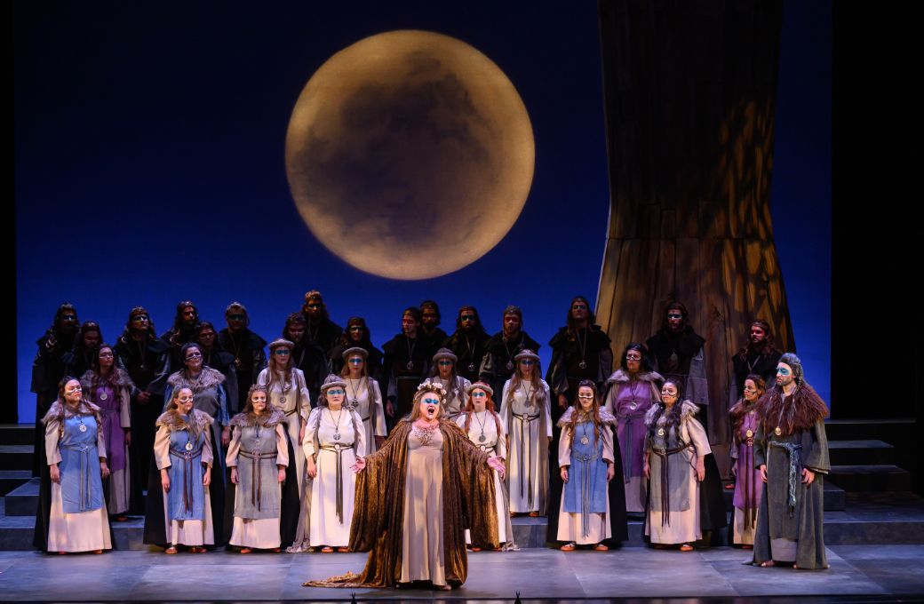 Maribel Ortega (Norma) y el Cor Associació d'Amics de l'Òpera de Sabadell © A. Bofill | Fundació Òpera a Catalunya