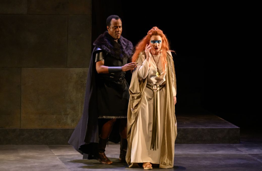 Kenneth Tarver (Pollione) y Anna Tobella (Adalgisa) © A. Bofill | Fundació Òpera a Catalunya