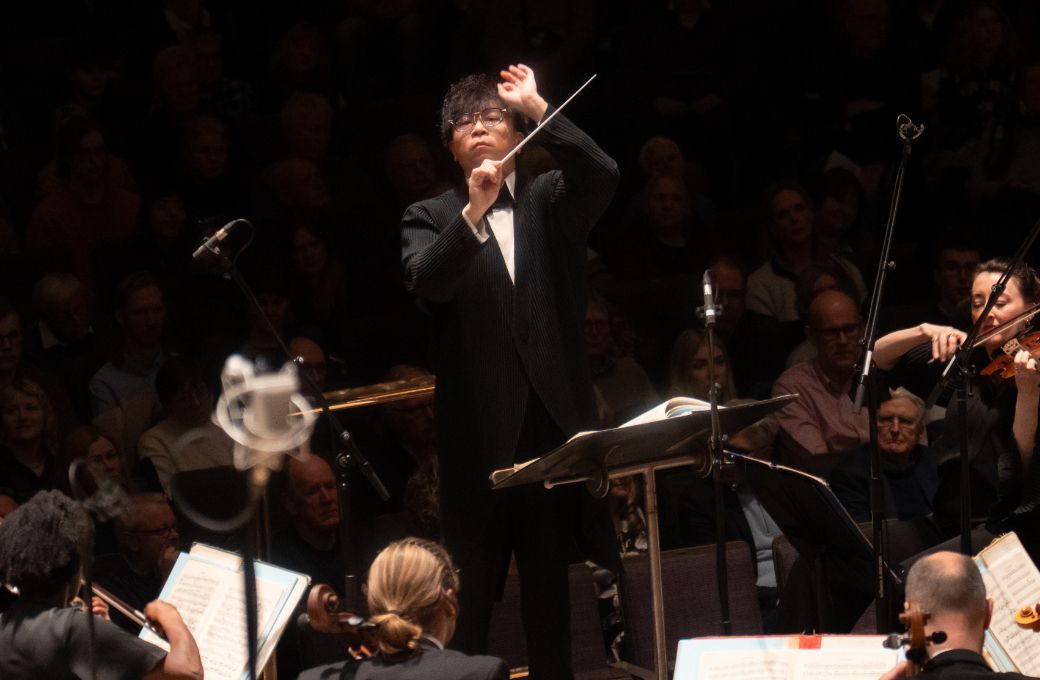 Kahchun Wong conducts The Hall&eacute; &copy; Sharyn Bellemakers | The Hall&eacute;