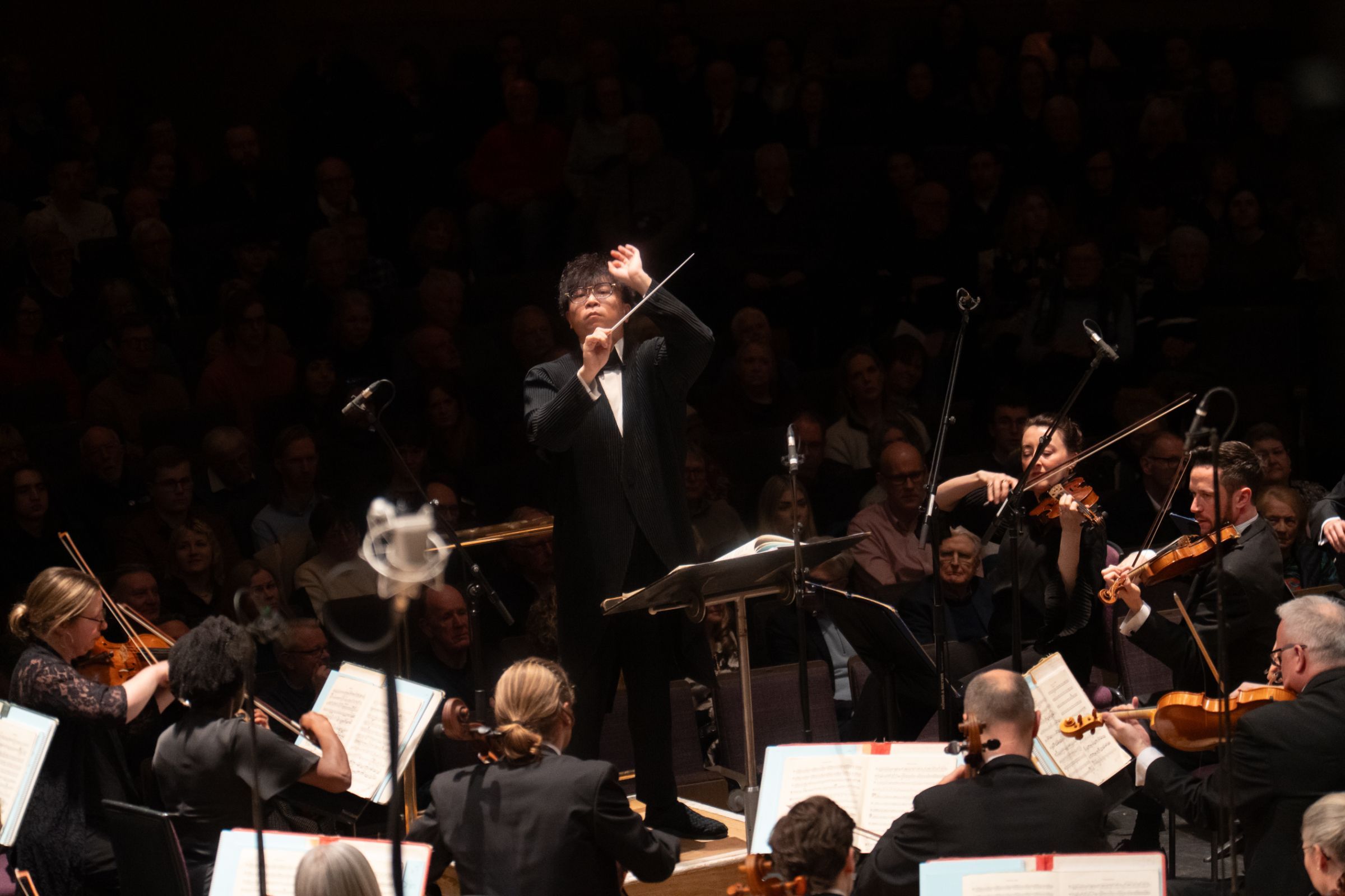 Kahchun Wong conducts The Hallé &copy; Sharyn Bellemakers | The Hallé