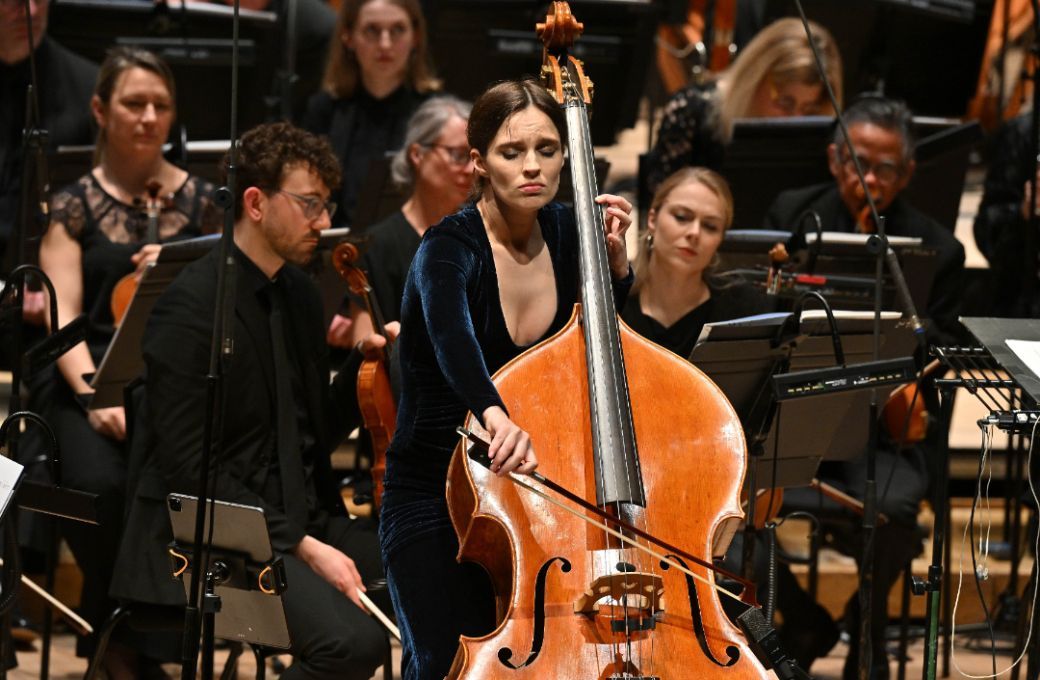 B&aacute;ra G&iacute;slad&oacute;ttir and the BBC Symphony Orchestra &copy; BBC | Mark Allan