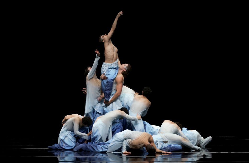 Hamburg Ballet ensemble in Xie Xin’s <i>The Moon in the Ocean</i> © Kiran West