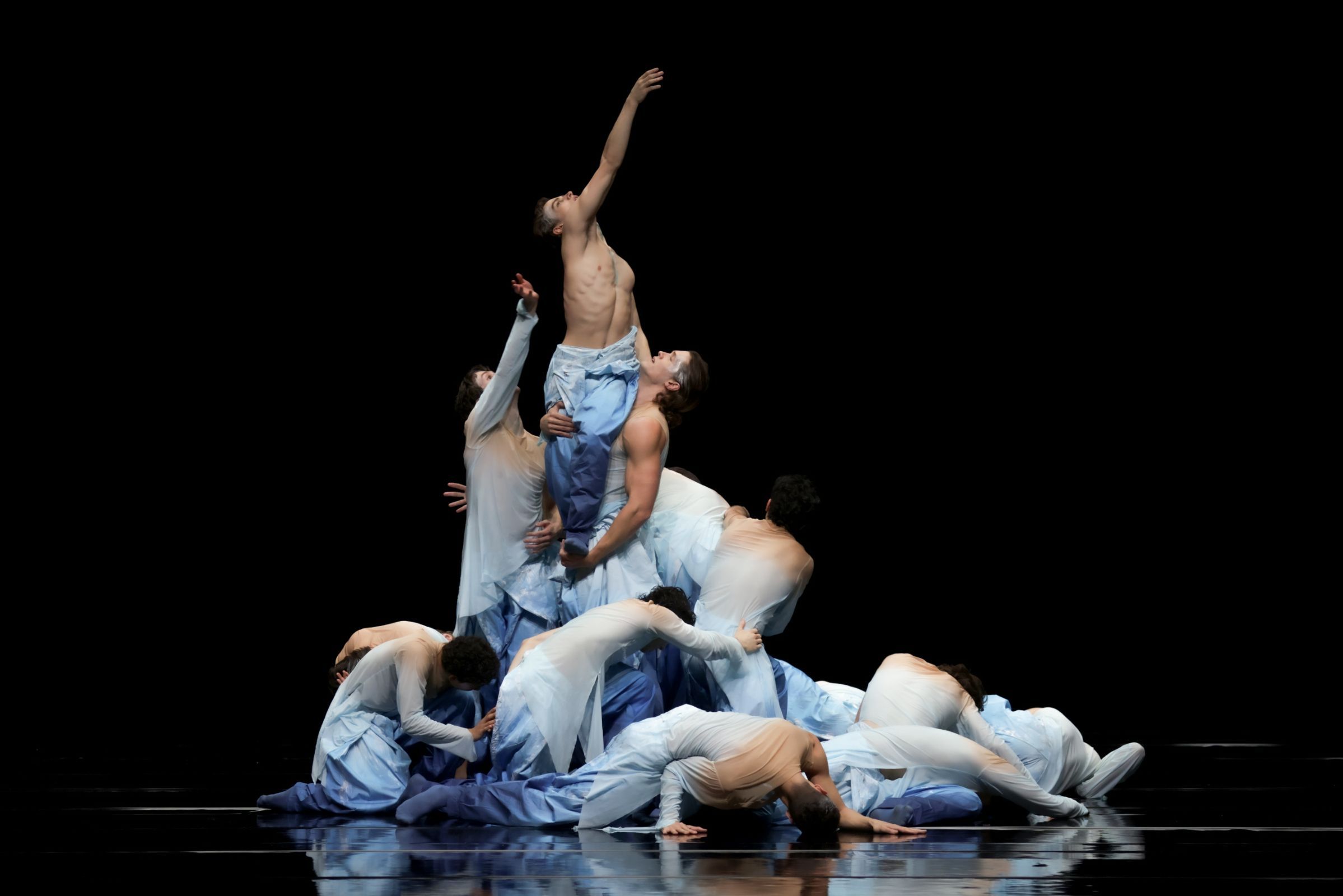 Hamburg Ballet ensemble in Xie Xin’s <i>The Moon in the Ocean</i> &copy; Kiran West