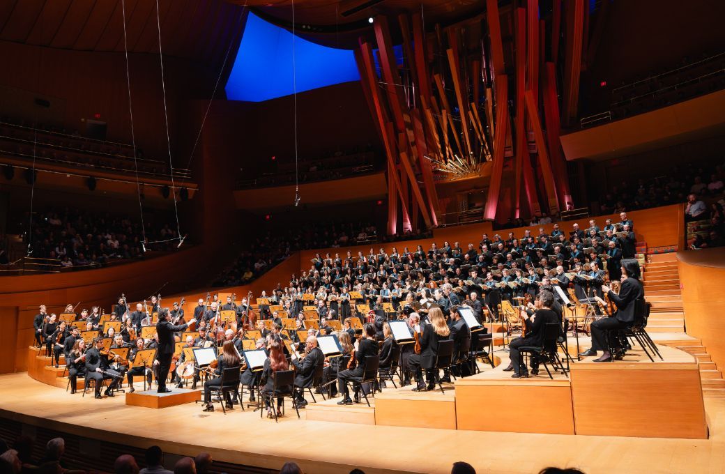 The Los Angeles Philharmonic, Orfe&oacute; Catal&agrave; and the Chamber Chorus of the Palau de la M&uacute;sica Catalana &copy; Farah Sosa ​