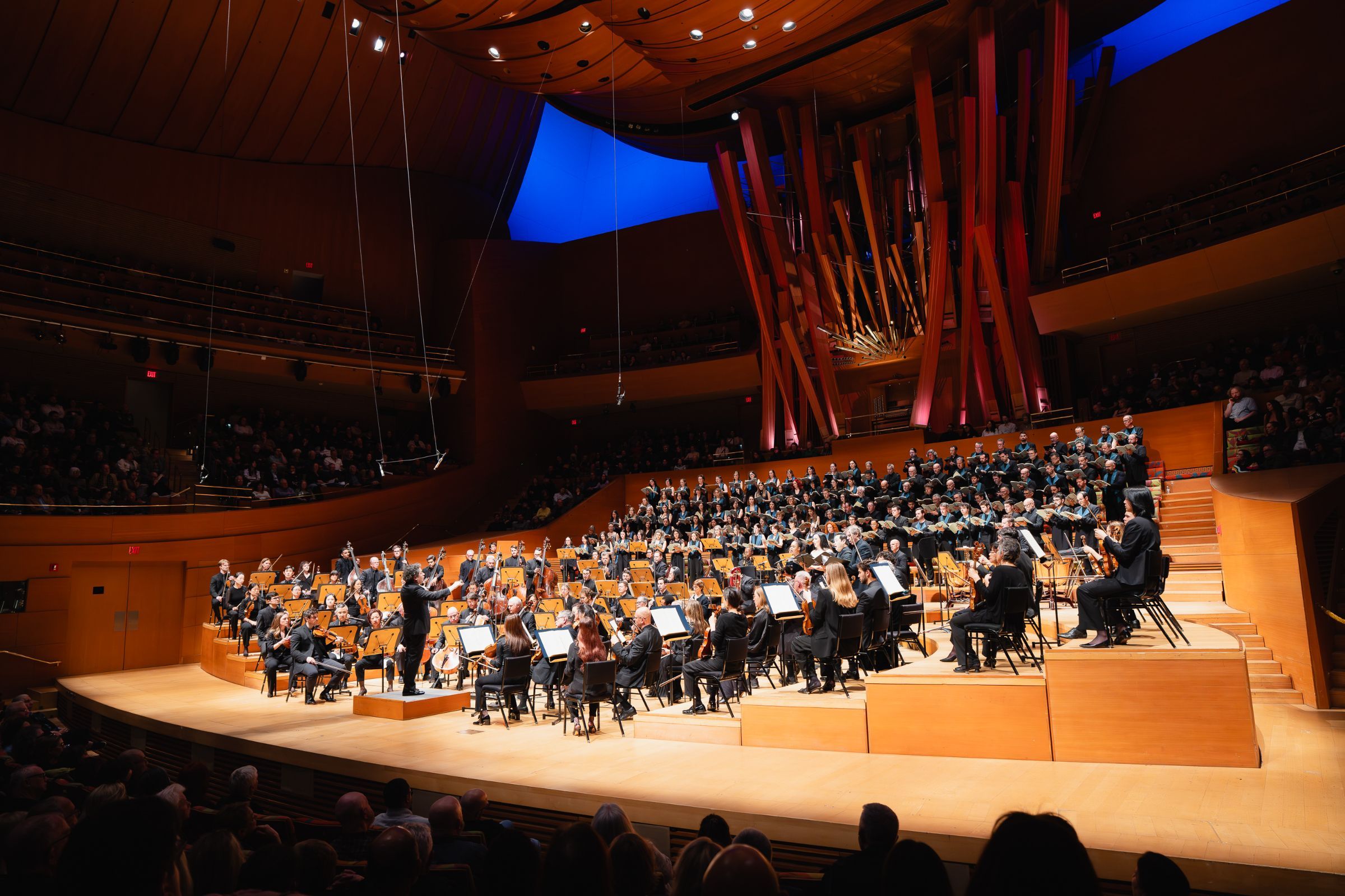 The Los Angeles Philharmonic, Orfeó Català and the Chamber Chorus of the Palau de la Música Catalana &copy; Farah Sosa ​