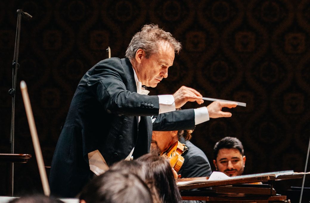 Jonathan Nott conducts the Prague Radio Symphony Orchestra © Matěj Komár